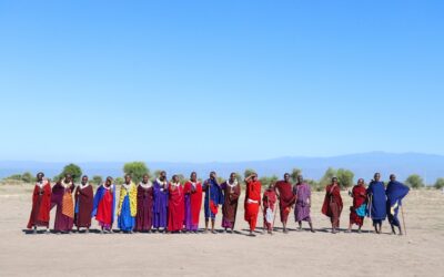 Dansen bij kampvuur in Tanzania