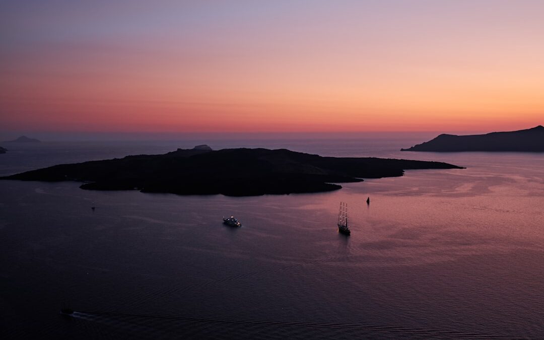 De zonsopkomst boven Santorini